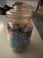 Glas voller Murmeln