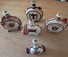 5 Bocksbeutel-/Schnapsflaschen Keramik mit Wappen und Schnur