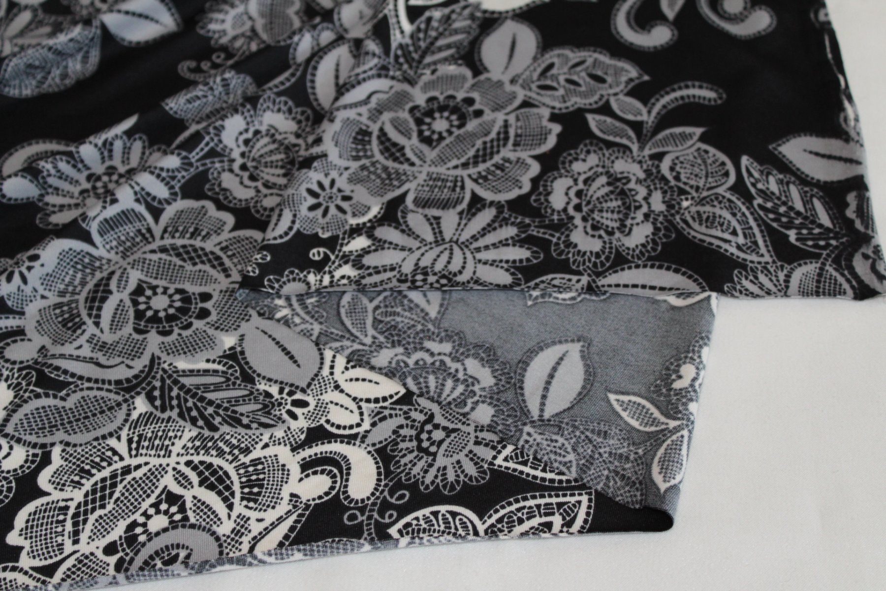 Tessuti: Stoff Jersey schwarz/Blumen – Nuovo (secondo la descrizione) da Obfelden venduto da solomon111 3
