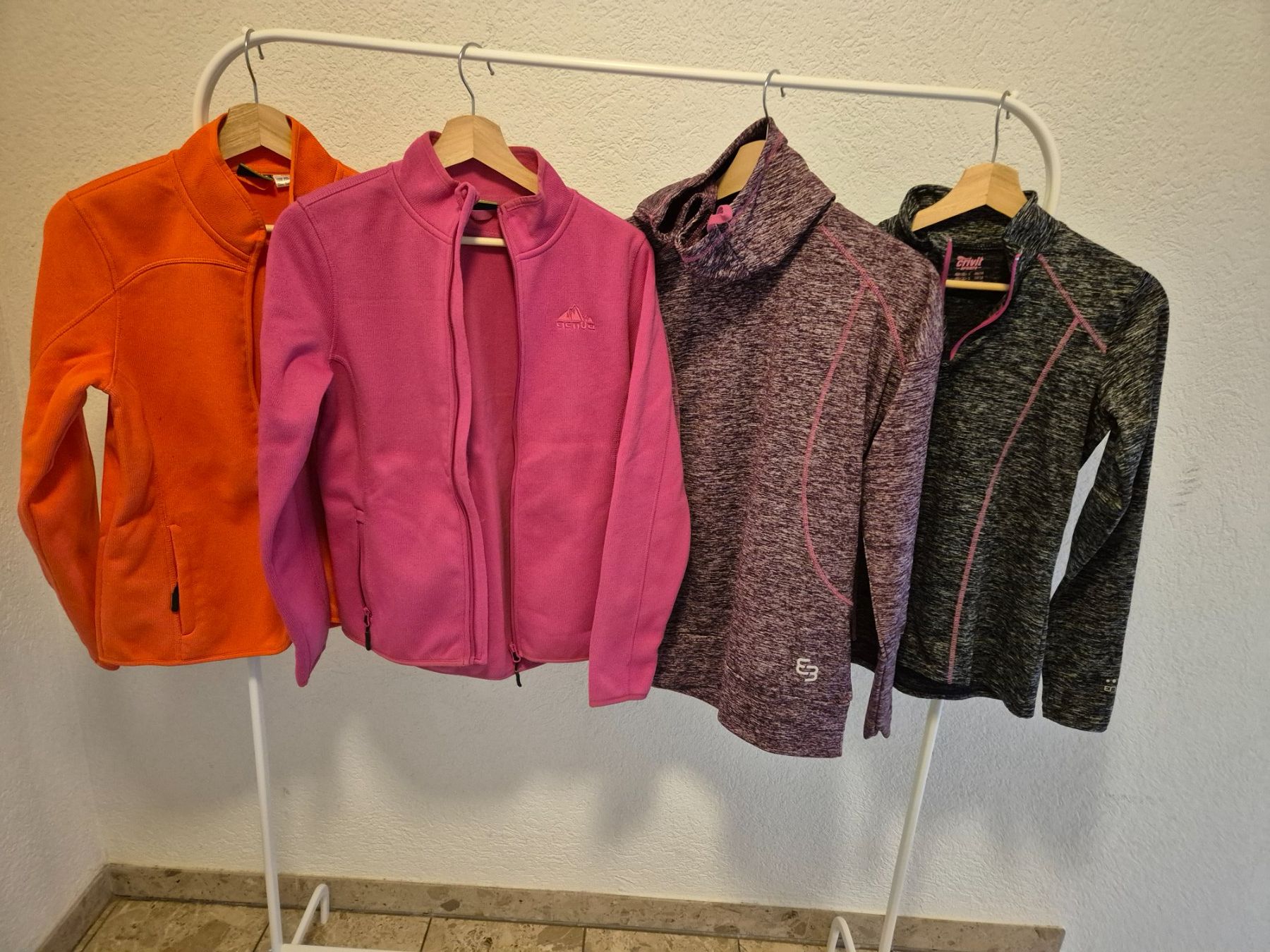 Lotti di vestiti: Kleiderpaket, Sport Jacken/Pullis gr. S – Usato da Rieden AG venduto da Lapca 1