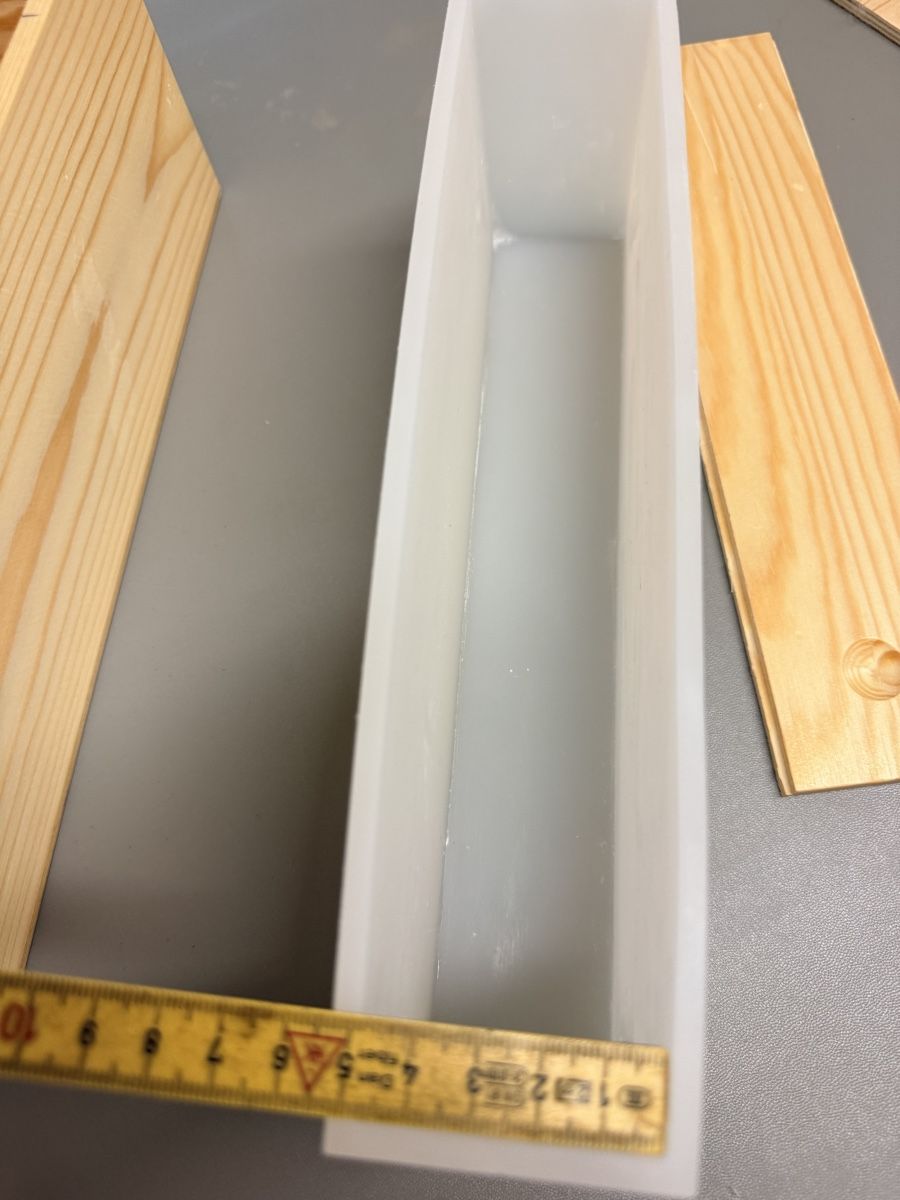 Tous les outils: 2 Seifenform Holz mit Silikon Einsatz rechteckig 28cm lang – D'occasion à Uster par Similian1 1