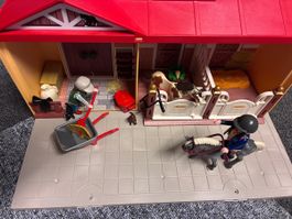 Playmobil Reiterhof mit Figuren und Zubehoer guter Zustand