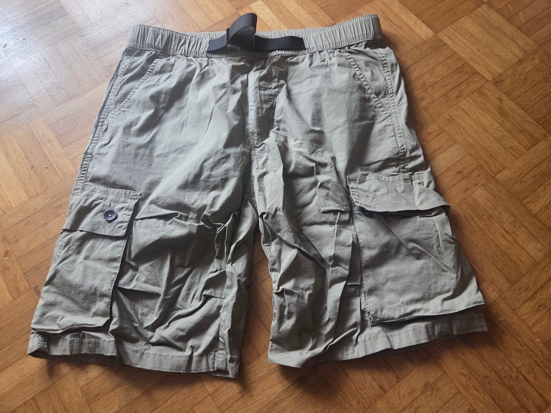 Pantalons: 2 Shorts Gr. L – D'occasion à Basel par Roundtrip 2