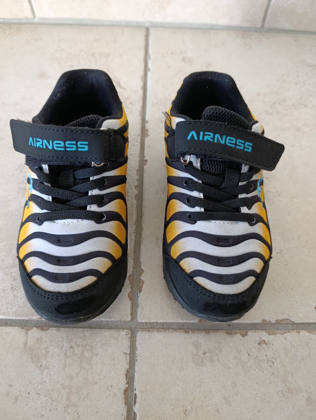Scarpe da uomo: BASKETS AIRNESS JAUNE NOIR 28 – Usato da Sierre venduto da shirley04 1
