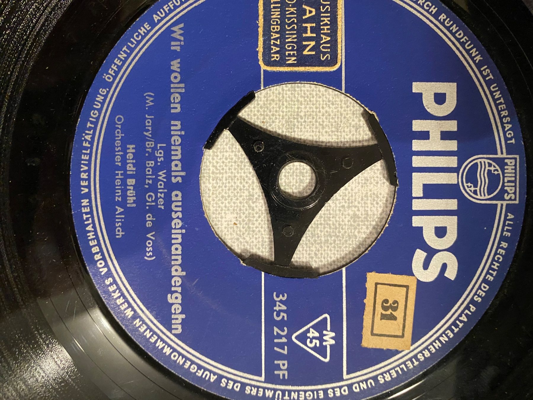 Dischi in vinile: Vintage Plattenständer mit ca. 50 Singles – Usato da Rorbas venduto da tun_m7fz 6