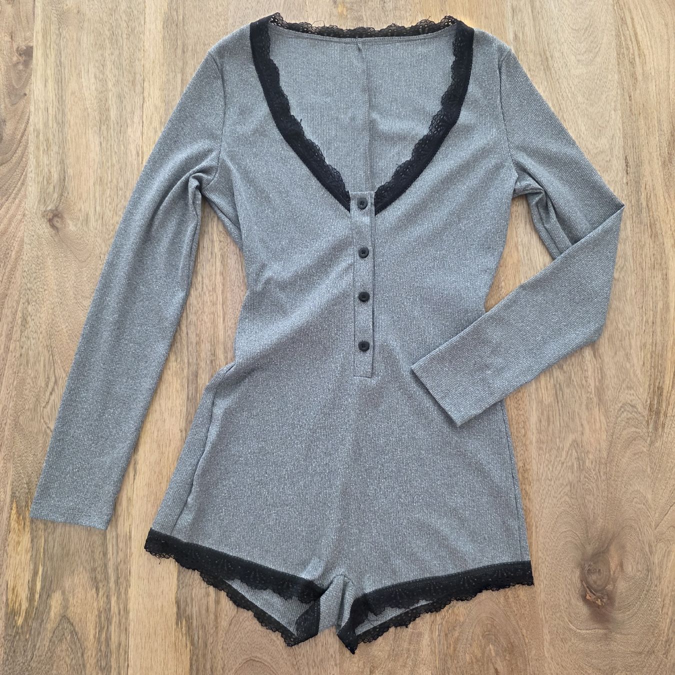 Negligees & Pigiami:  Pyjama mit Spitze, Grösse M, neu – Nuovo (secondo la descrizione) da Rheinsulz venduto da Gilea