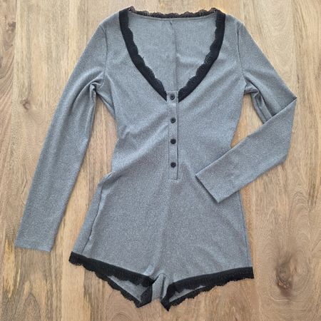  Pyjama mit Spitze, Grösse M, neu