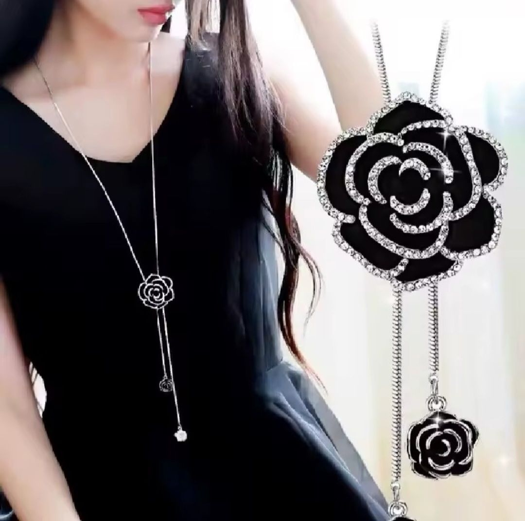 Catenine: Collier pendentif fleur noire et argentée, NEUF – Nuovo e nell'imballaggio originale da Puidoux venduto da Mia_Bellezza