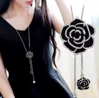 Collier pendentif fleur noire et argentée, NEUF
