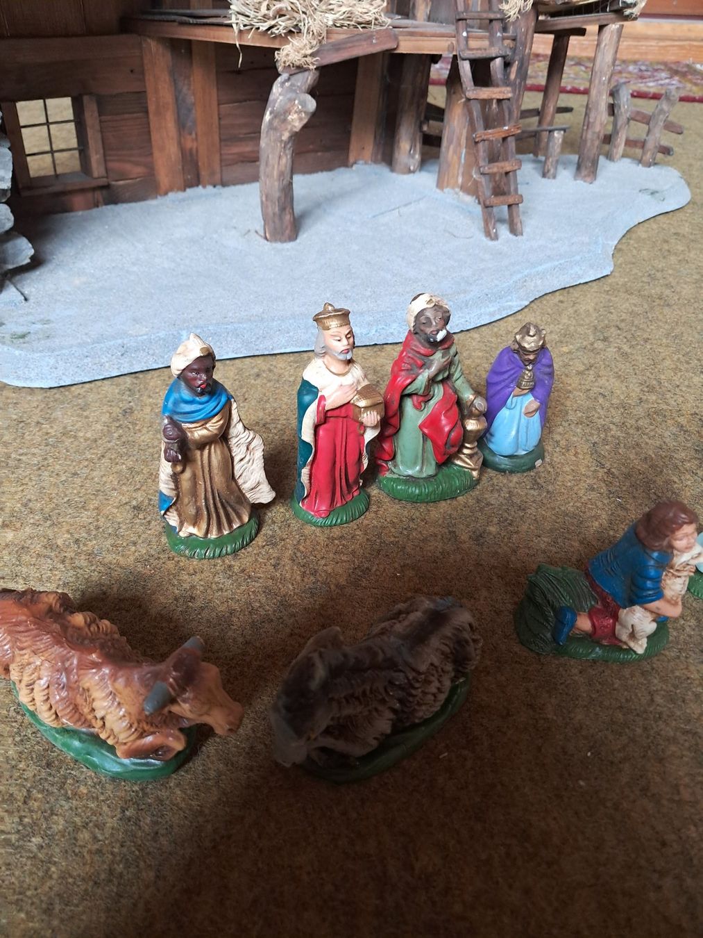Alle Dekorationen: Rustikale Weihnachtskrippe mit alten Figuren Handbemalt – Gebraucht aus Lengnau BE von E500T 8
