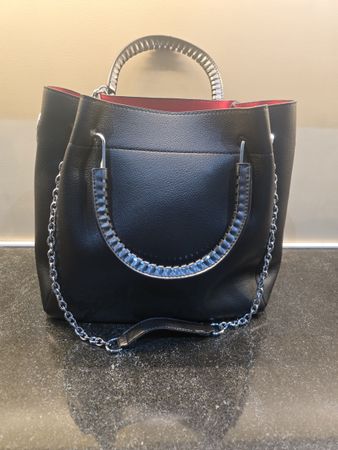 Damenhandtasche Schwarz mit roten Details & Silberkette