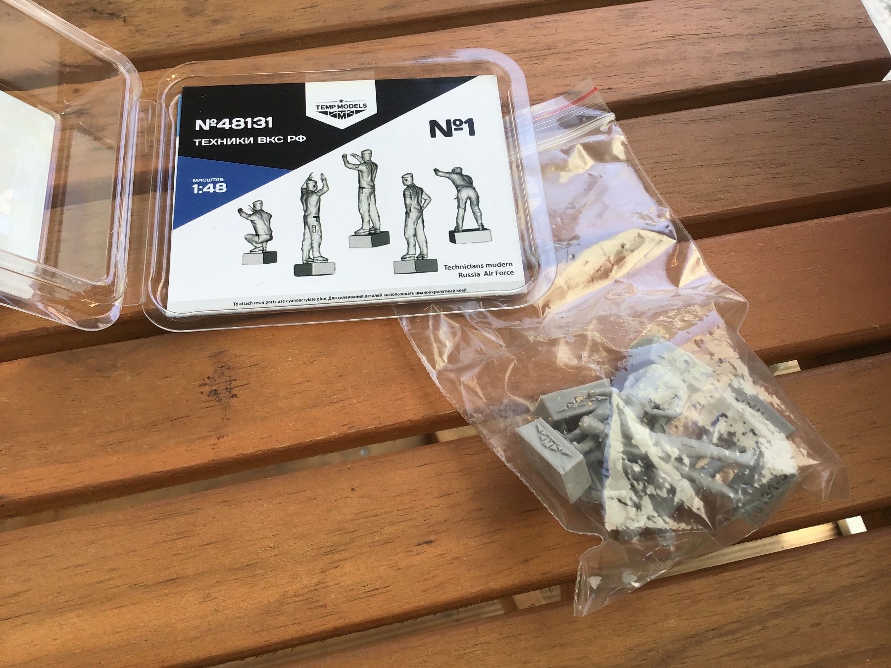 Modellbausätze & Standmodelle: Russische Luftwaffen Techniker Figuren, Massstab 1:48 – Neu und originalverpackt aus Männedorf von Spezial-Modelle