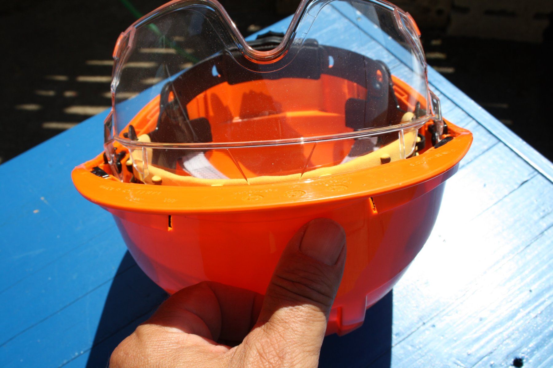 Protezione per viso e udito: BAUHELM MIT EINGEBAUTER SCHUTZBRILLE – Usato da Wauwil venduto da Pneuedy 3