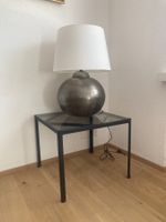Lampe mit Tischchen