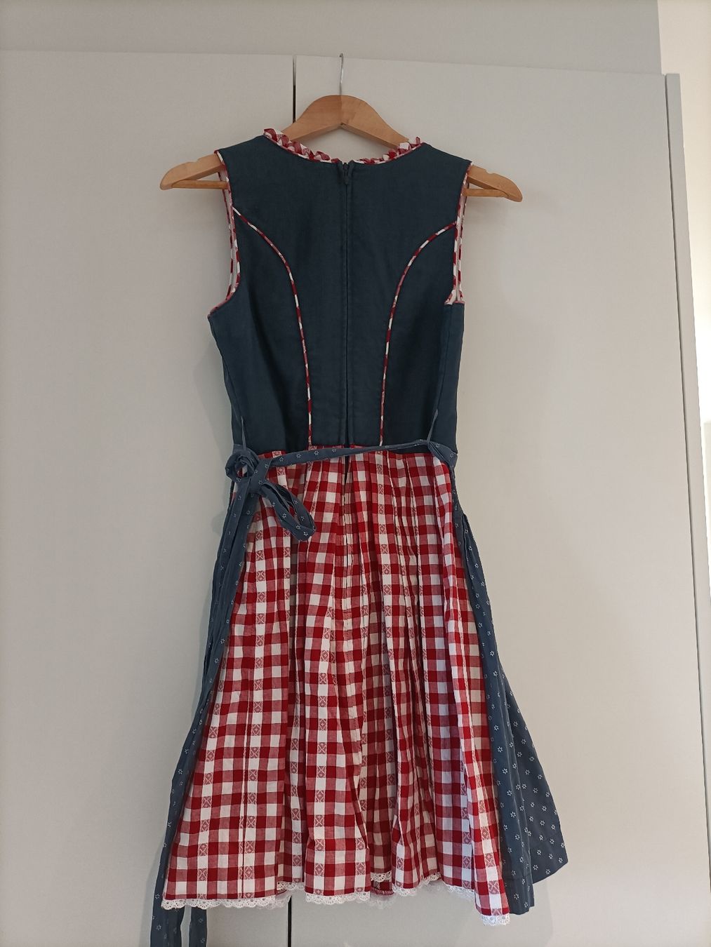Costumi: Dirndl Krüger Madl mit Bluse Grösse 36 – Usato da Egnach venduto da TTLL 1