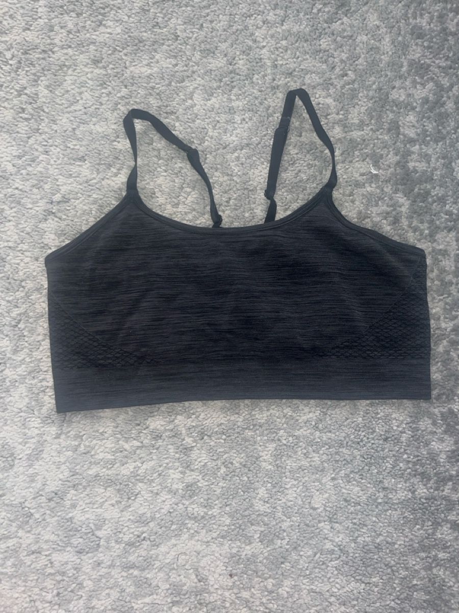 Tops: Brassière de sport taille S – D'occasion à Lausanne par mae_dj7r