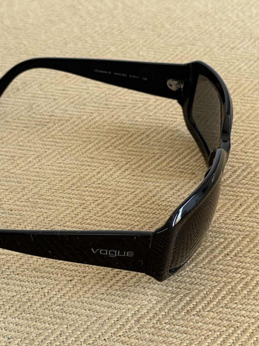 Vogue Occhiali & Lenti: Schöne schwarze VOGUE Sonnenbrille  – Usato da Konolfingen venduto da petzipetz 1