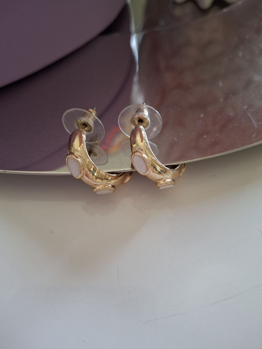 Orecchini pendenti & Orecchini a lobo: Boucles d'oreilles blanches et dorées  – Usato da Lausanne venduto da Cognitia 1
