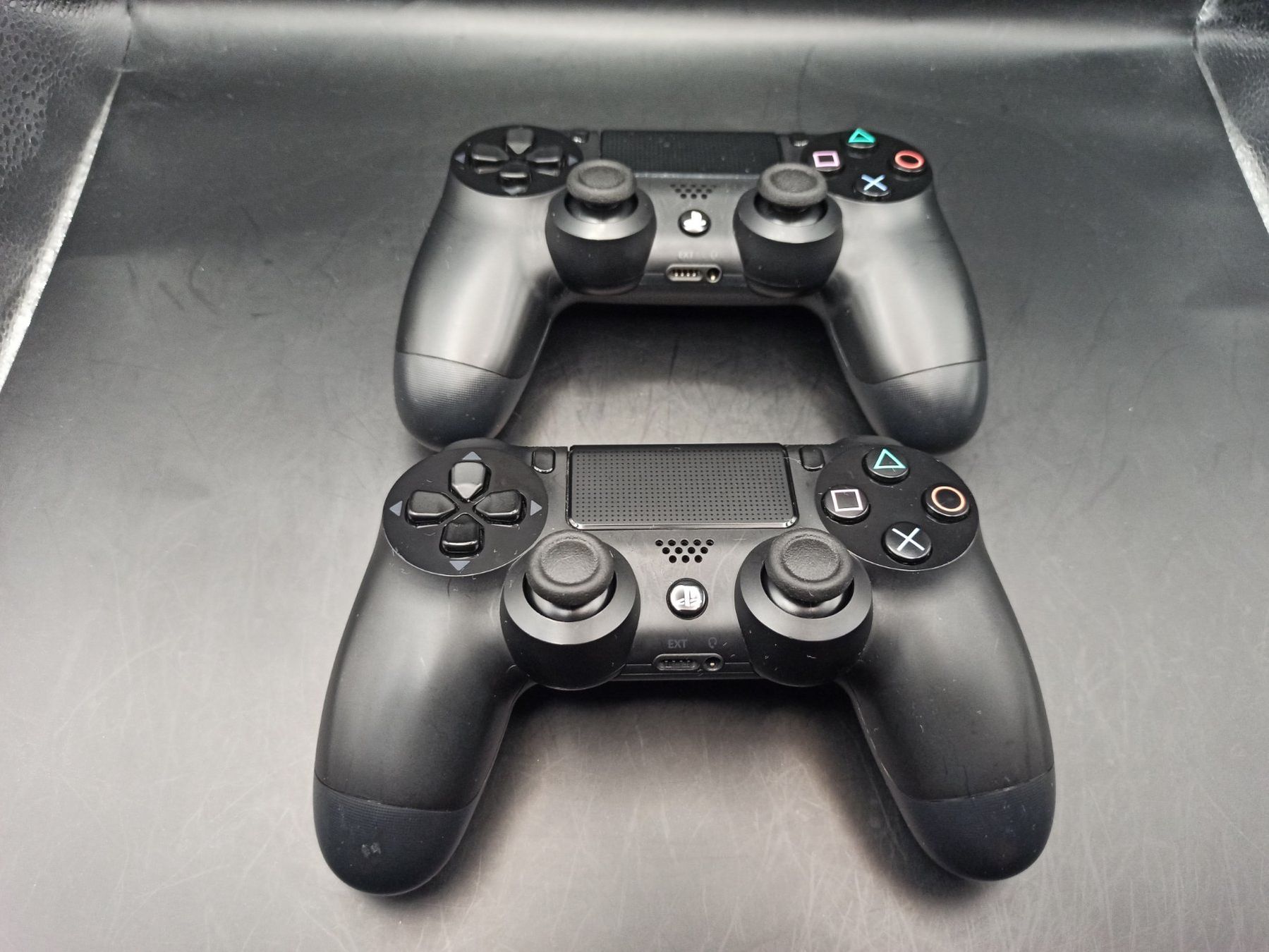 Controller: 2 x Original Controller Sony PS4 Wireless DualShock 4 V1 – Usato da Oberweningen venduto da mar_87mx