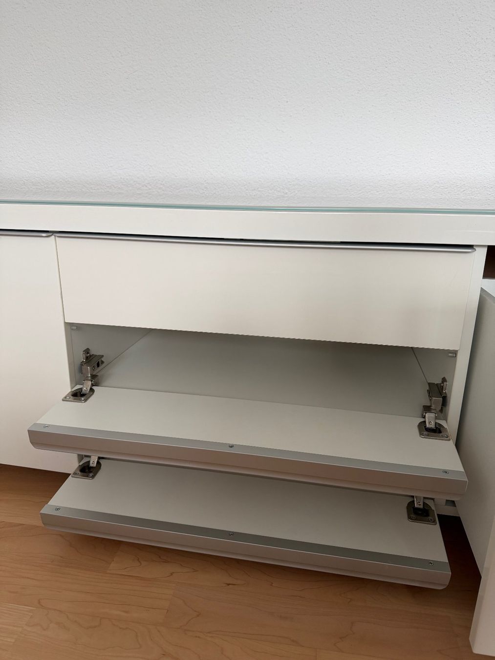 Mobili TV: Weisses Sideboard mit viel Stauraum – Usato da Menznau venduto da sasna 2