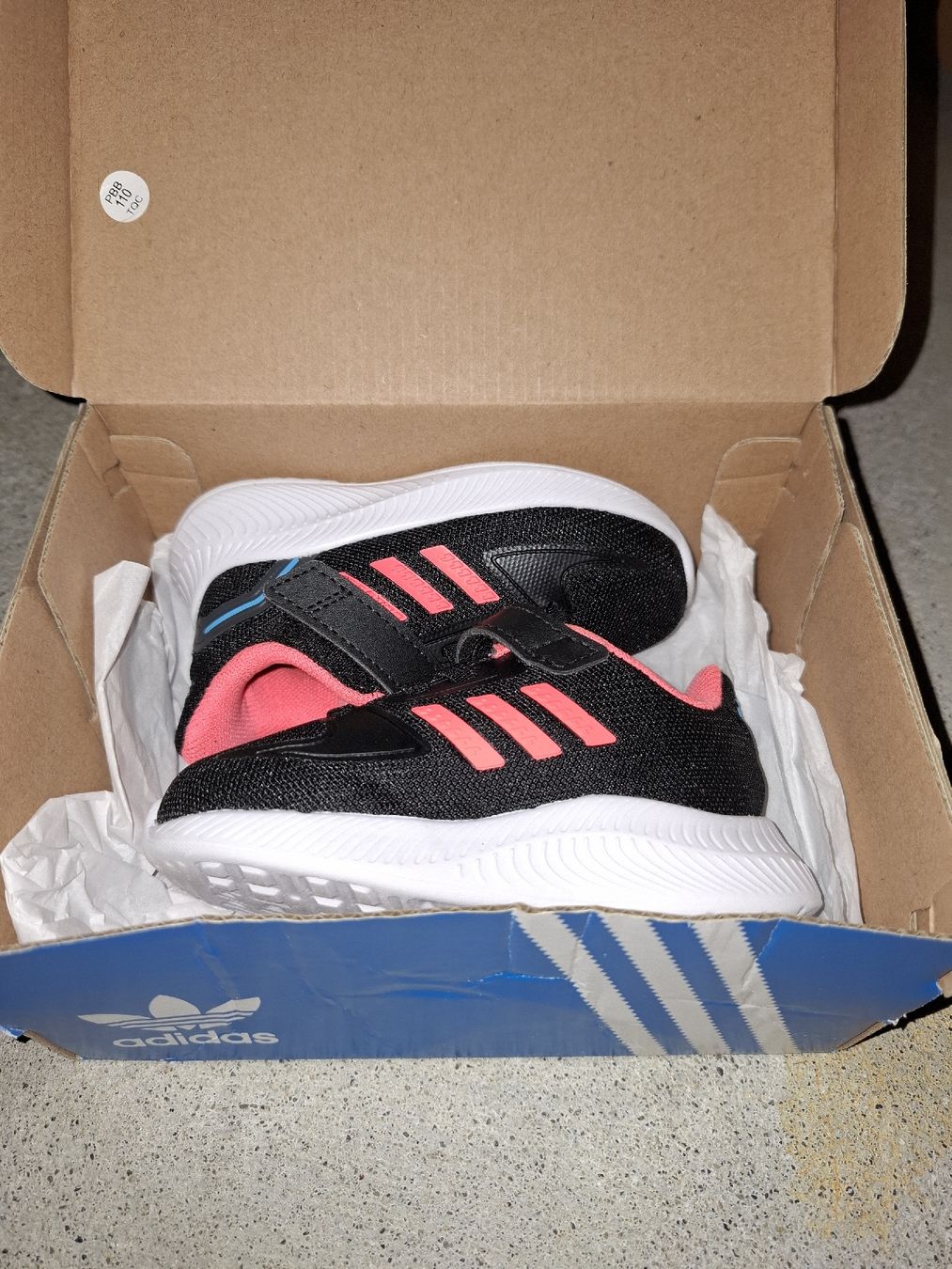 Adidas Schuhe für Jungen: Adidas Kinderschuhe Grösse 20 – Gebraucht aus Biel/Bienne von AvasTheGreatest 1