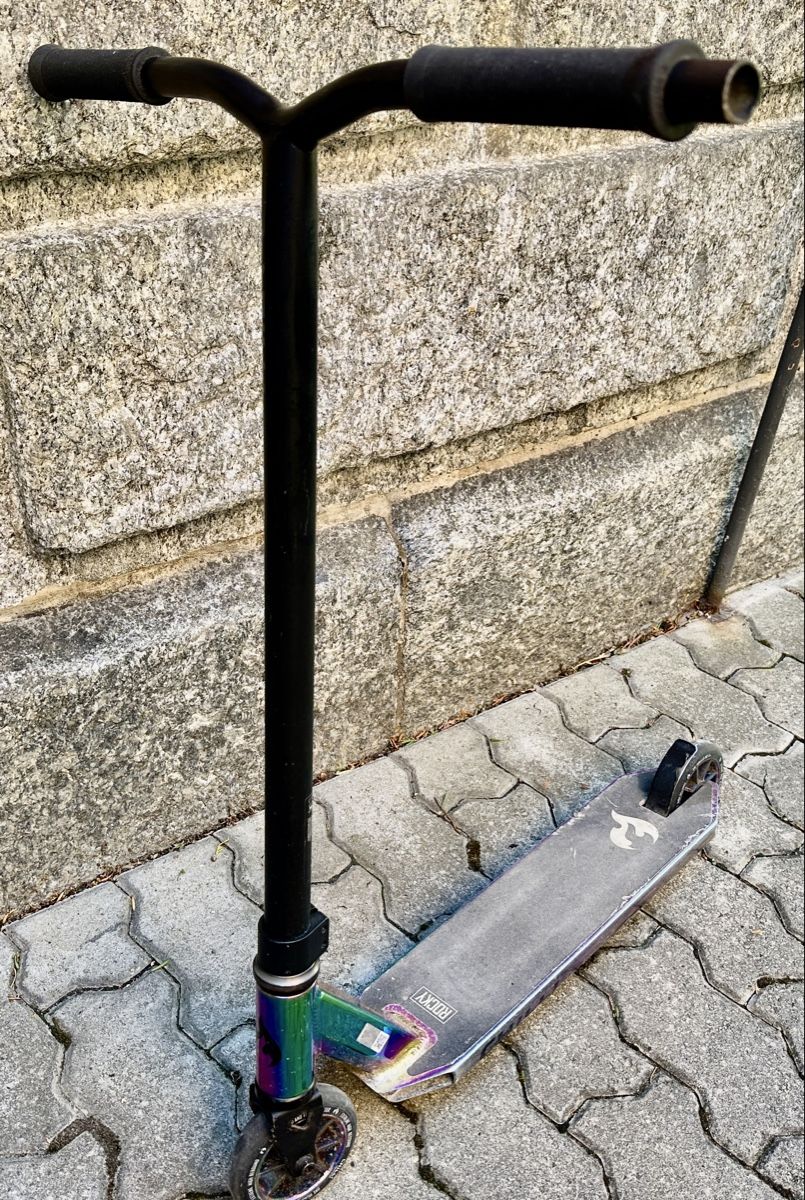 Chilli Kickboard: Chilli Pro Scooter, Rocky Neochrome, Beginner, 8+ – D'occasion à Winterthur par mat_q5d5