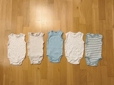 5 ärmellose Bodys - Gr. 62/68