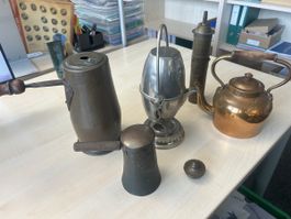 Antike Kaffeemühle, Teekessel aus Kupfer etc. Raritäten Set