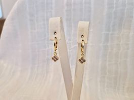 Elegante goldene Ohrringe mit Zirkonia Steinen -