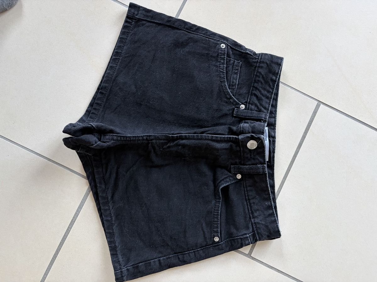 Bershka Jeans: Short jeans noir Bershka taille 32 – Usato da Vouvry venduto da Prune-el