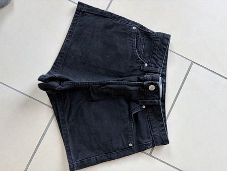 Short jeans noir Bershka taille 32