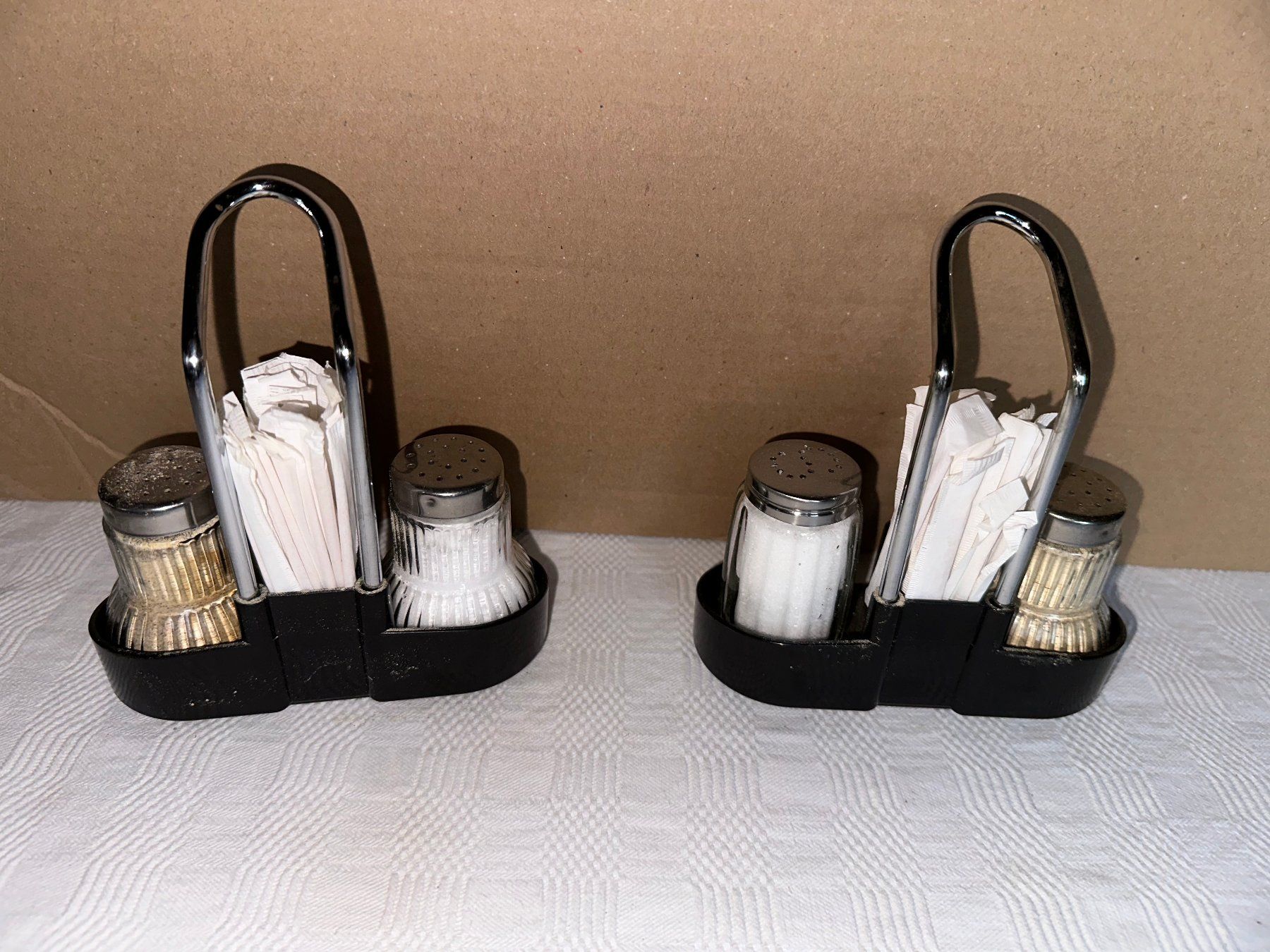 Set di piatti: 2 ensembles de table poivre et sel – Usato da Ste-Croix venduto da mjmg 1