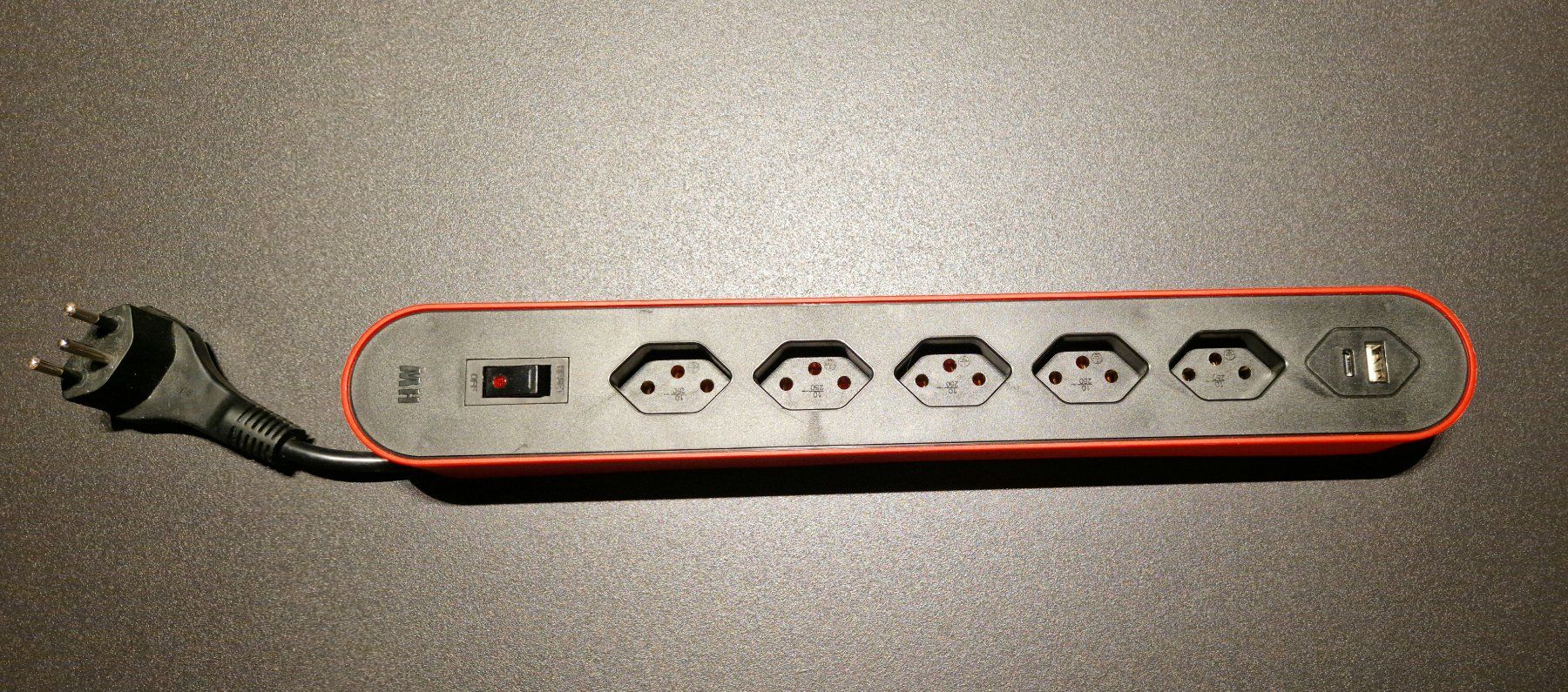 Stecker: Steckdosenleiste 5xT13 1xUSB Typ A 1xUSB TypC rot/schwarz – Gebraucht aus Igis von Vulleta.38