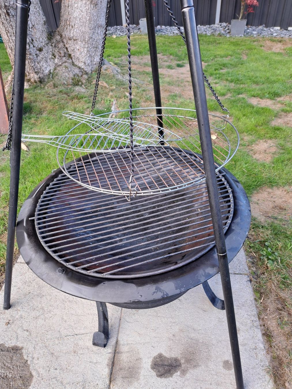 Griglie: Dreibein Grill mit Feuerschale – Usato da Mühleberg venduto da bri. 3