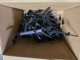 Posten mit diversen Kleider und Hosenbügeln schwarz ab 1.-