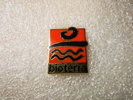 Ansteckpin 9: bioterm