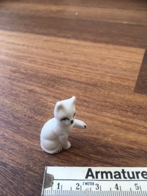 Figuren: Katzenfigur mit gehobener Pfote, Katze – Gebraucht aus Pfäffikon ZH von GZHDZV