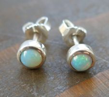 Opal Ohrstecker in Silber / Handgemacht