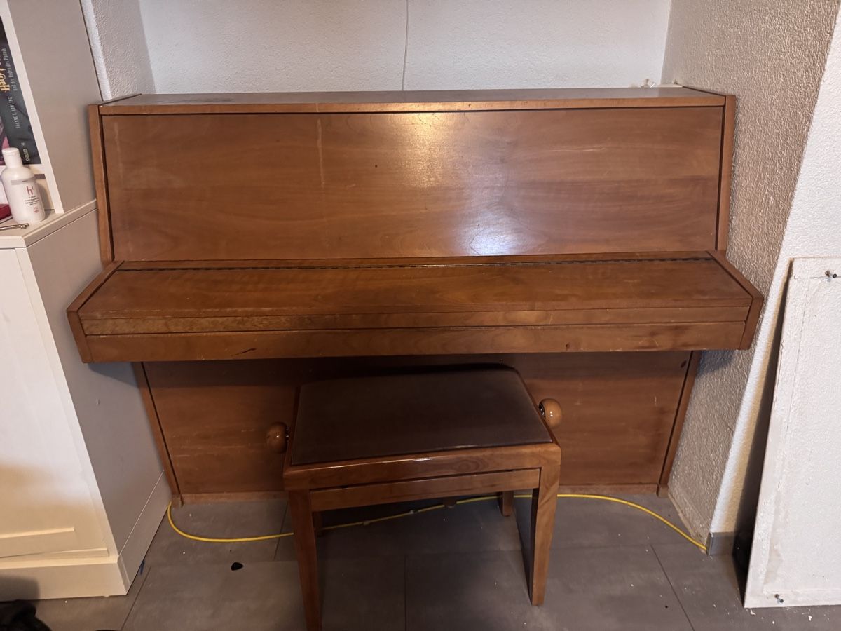 Strumenti musicali: Welmar Piano/ Klavier – Usato da Holderbank AG venduto da min_285m