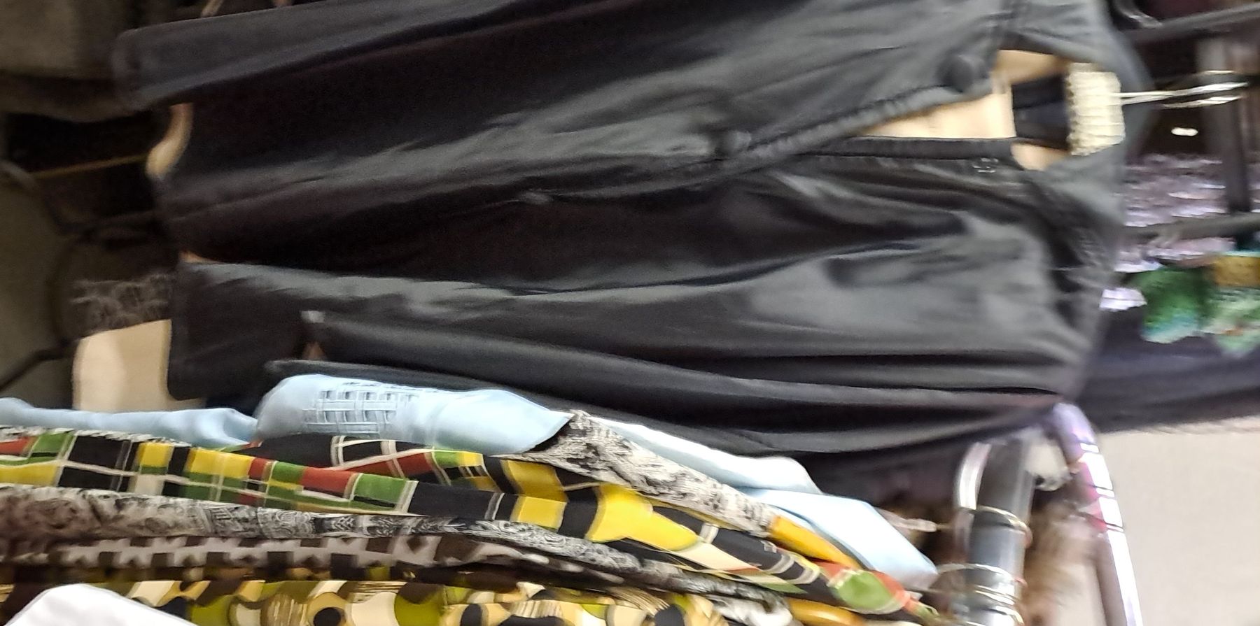 Cappotti: Schwarzer Kurzmantel Grösse S mit Knöpfen – Usato da Zürich venduto da Schoebi19 1