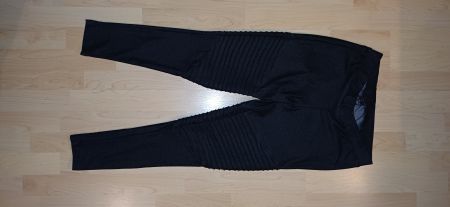 Leggings mit gerippten Beinen und Gesässtaschen. Grösse L