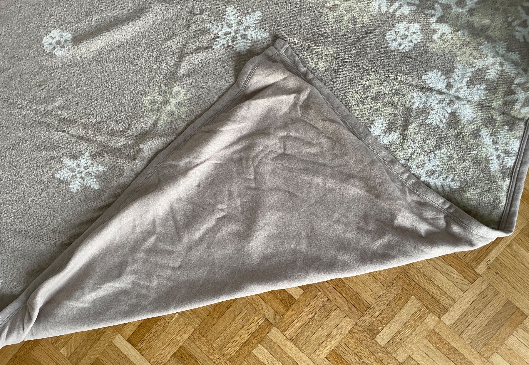 Coperte: Kuscheldecke grau mit Schneeflocken – Usato da Gümligen venduto da soleil149 1