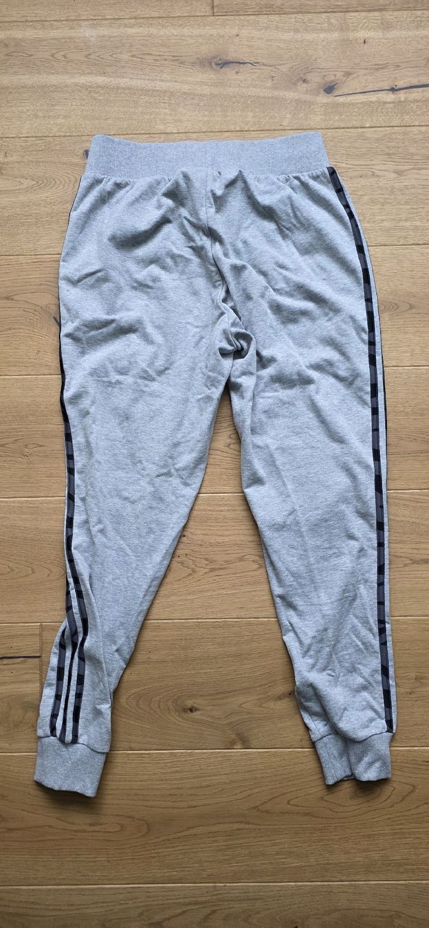 Adidas Hosen: Adidas Trainingshose/ Jogginghose Grau Grösse S – Gebraucht aus Spiez von gbr-stu 1
