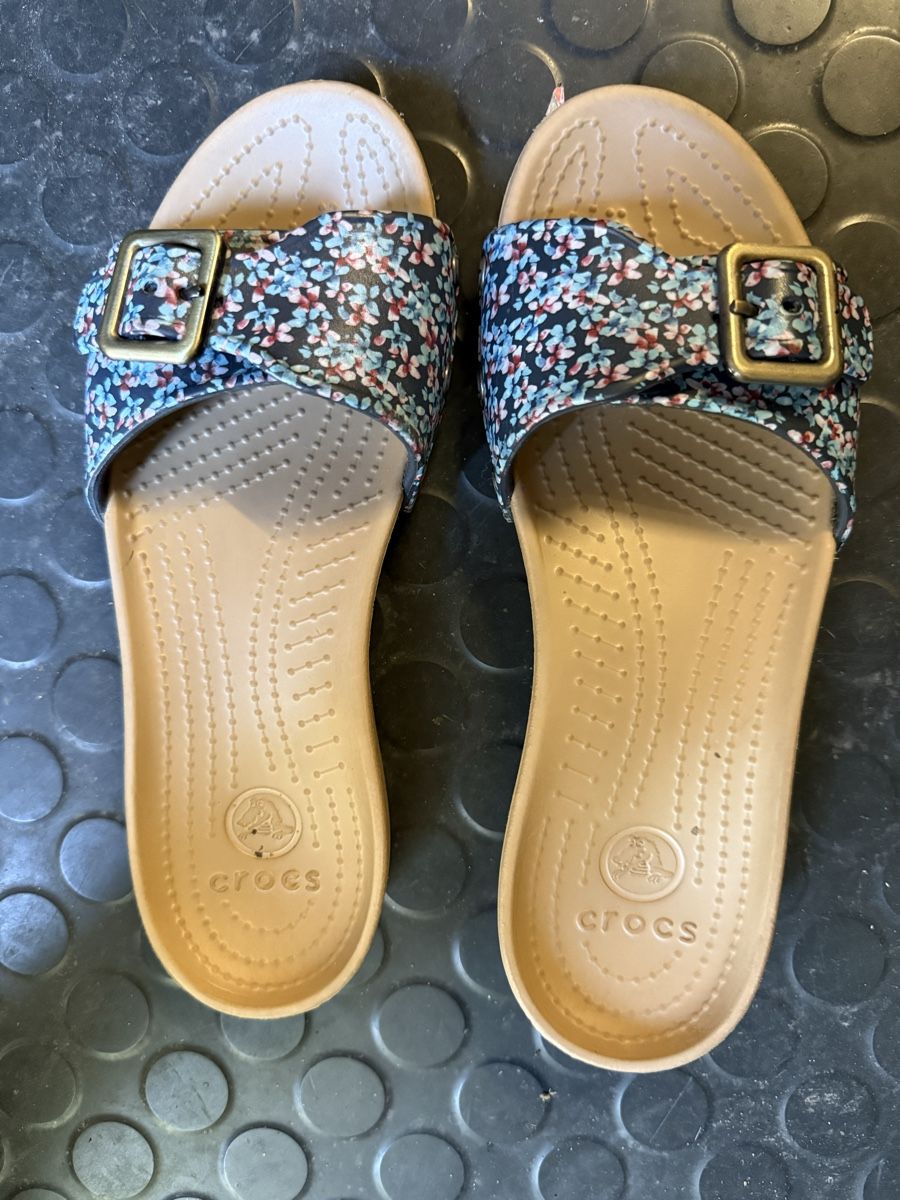 Damenschuhe: Crocs-Badeschuhe, hellbraun mit Blumenmuster, Grösse 38 – Gebraucht aus Niedergösgen von Gurki01