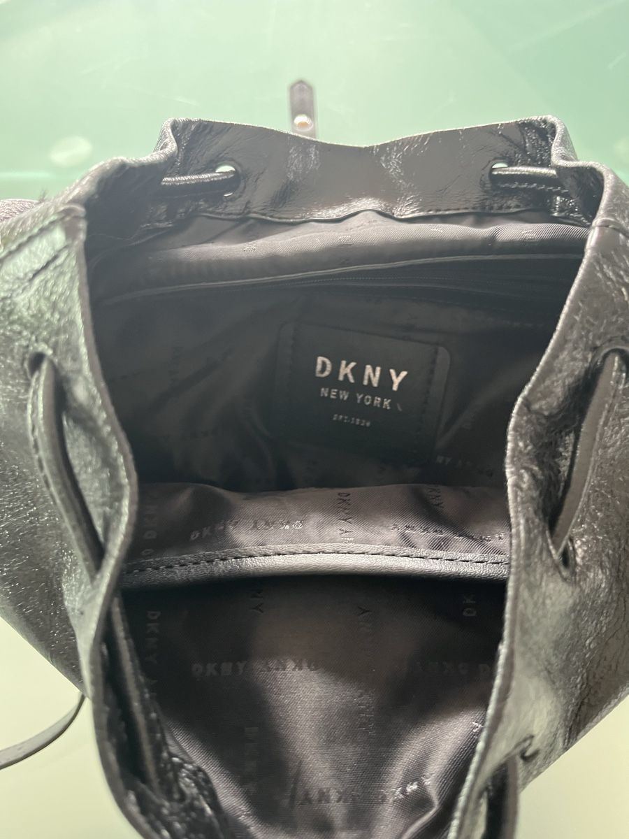 DKNY Sacs à dos: Chic DKNY Black Leather Backpack, Perfect for Autumn! – D'occasion à Estavayer-le-Lac par mcha 3