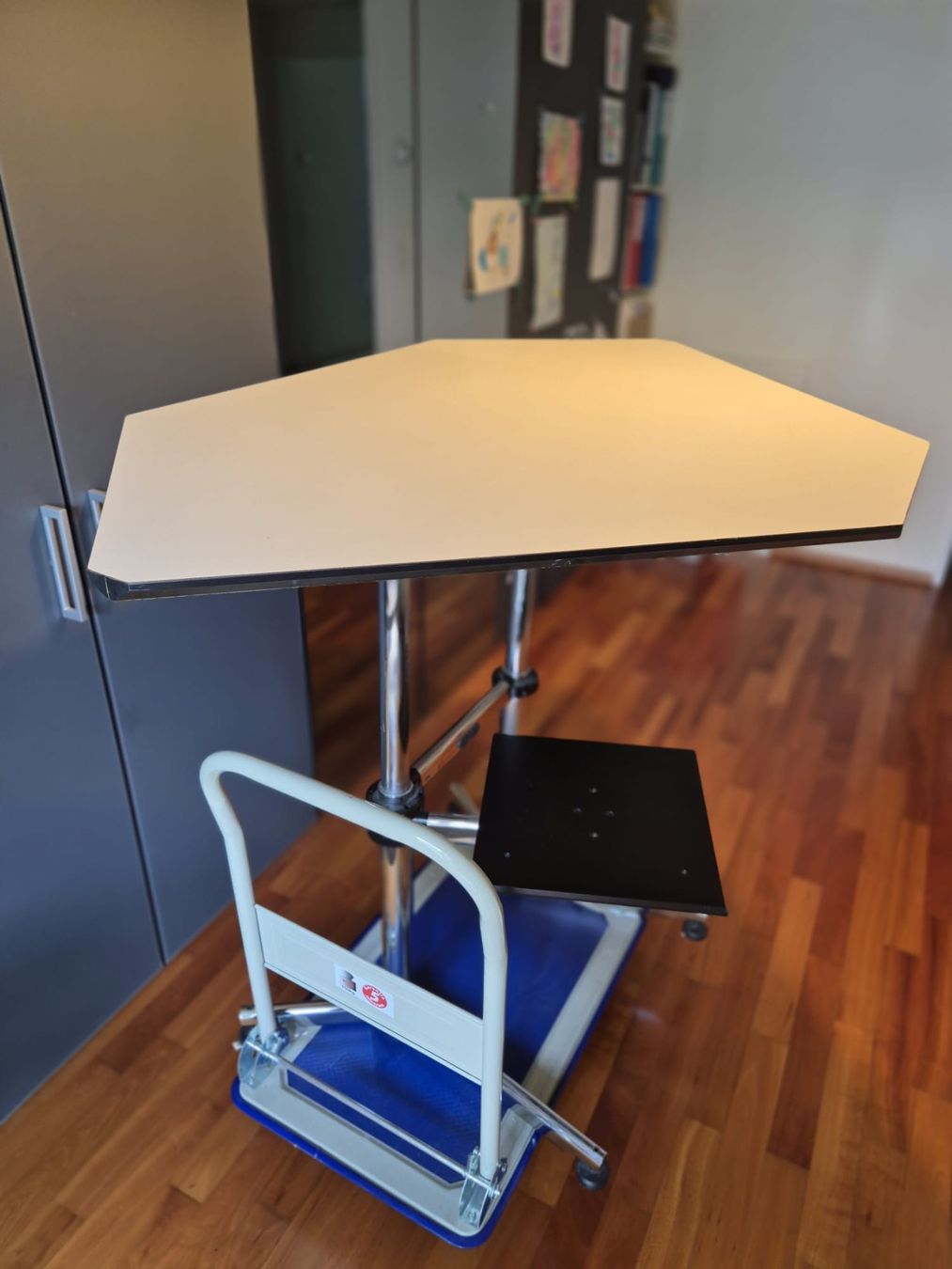 USM Scrivanie: USM Haller KITOS Laptop Desk - Mobile, Ergonomic and Compact – Usato da Bern venduto da Ce_See 1