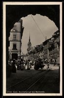 AK Bern, Durchblick auf den Marktplatz, mit Kirchturm