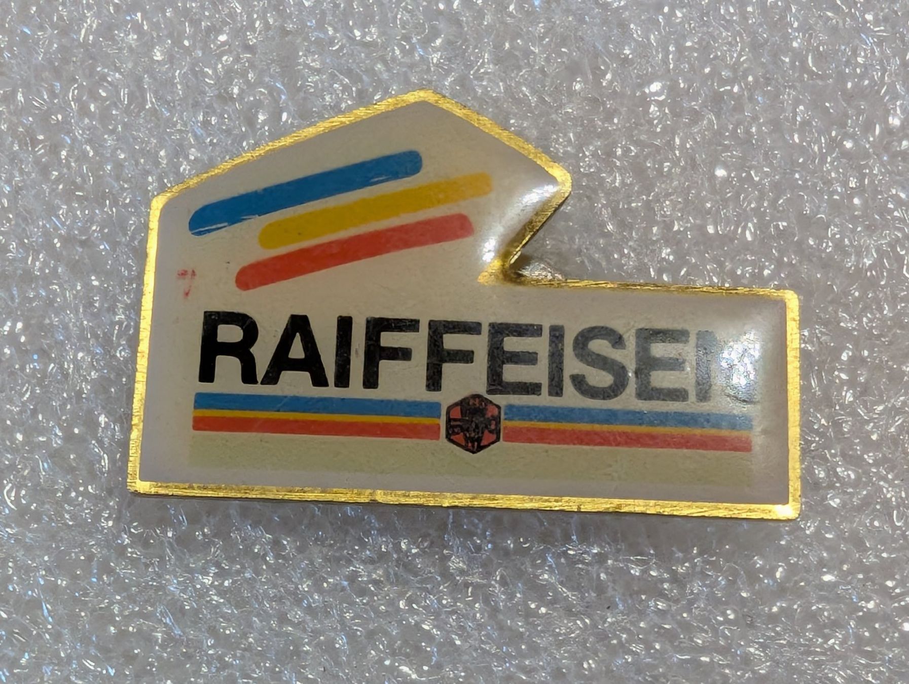 Plaketten & Abzeichen: Ansteckpin 266: Raiffeisen – Gebraucht aus Oppligen von Pin-Fall-Shop
