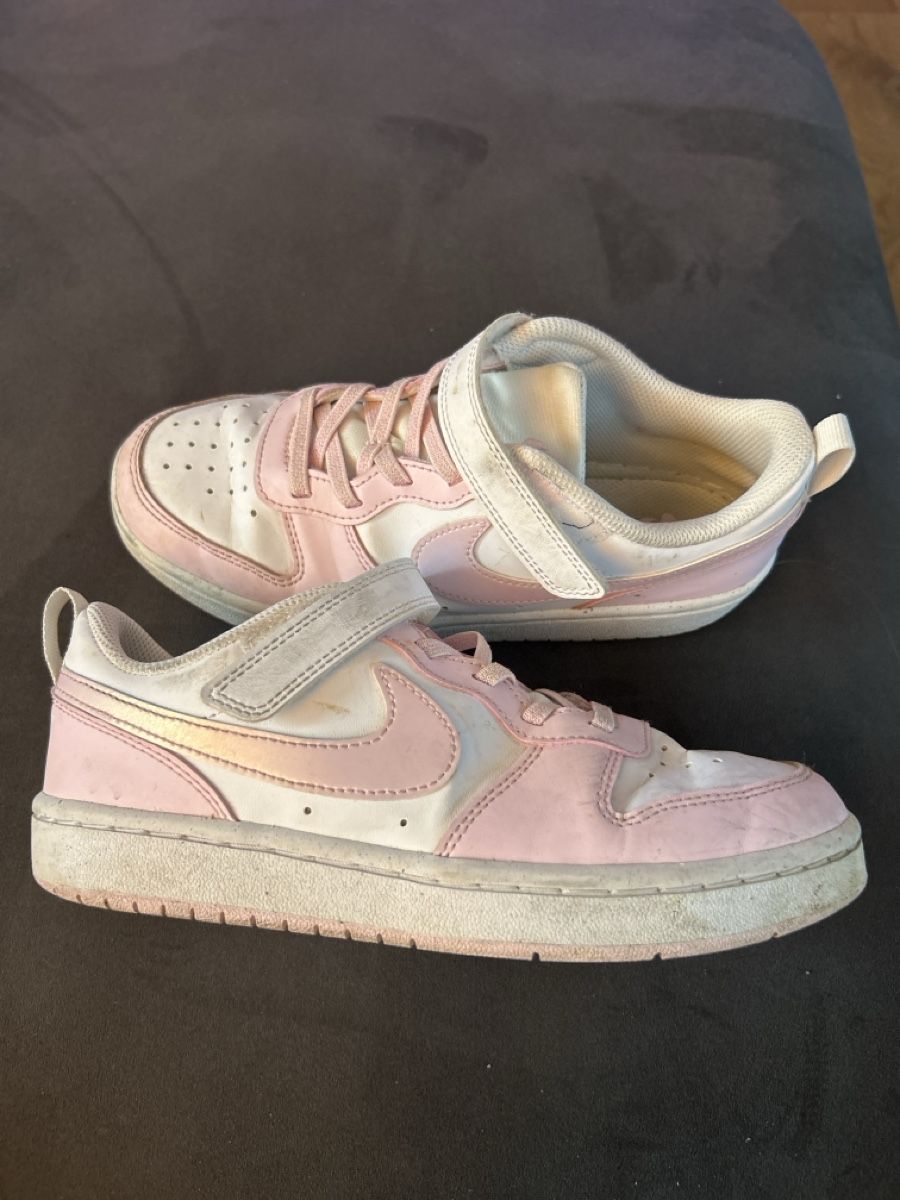 Nike Scarpe per ragazze: Nike Schuhe Grösse 35 – Usato da Fischbach- Göslikon venduto da Rommel