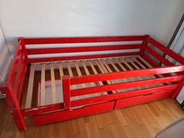 Kinderbett Holz rot mit Lattenrost und Schubladen gebraucht